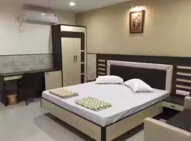 Deluxe AC Bedroom Bhakta Niwas Omkareshwar